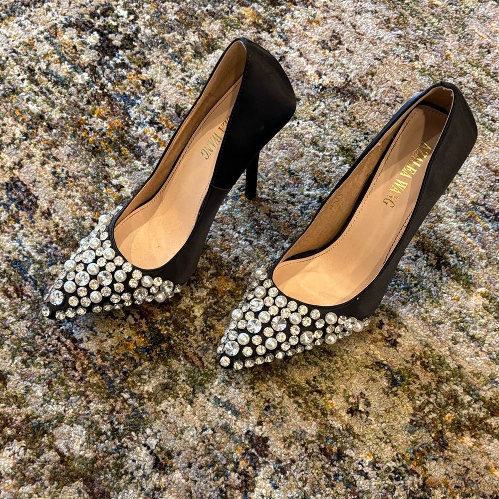 Elegant Black Heels with Crystal and Pearl Accents - Picture 3 of 6